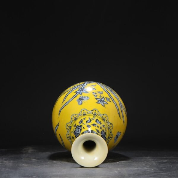 Old collection of Ming Dynasty Yongle yellow ground blue and white flower pattern large jade pot spring vase - Image 5