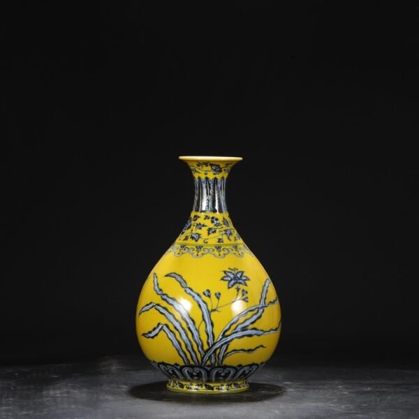 Old collection of Ming Dynasty Yongle yellow ground blue and white flower pattern large jade pot spring vase - Image 8