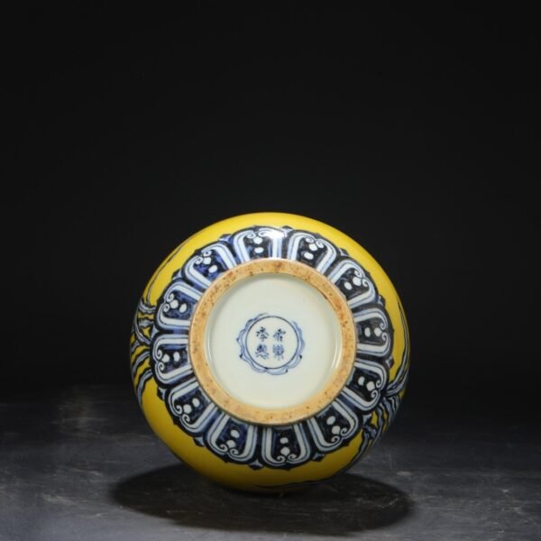 Old collection of Ming Dynasty Yongle yellow ground blue and white flower pattern large jade pot spring vase - Image 9