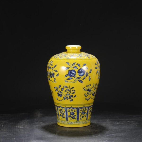 A large plum vase with yellow ground blue and white folded branches and three-dot patterns from the Yongle period of the Ming Dynasty, from an old collection. - Image 2