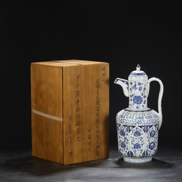 An old Ming Dynasty Xuande blue and white window-shaped flower pattern large pot