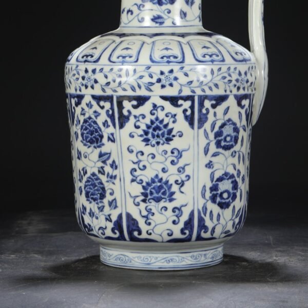 An old Ming Dynasty Xuande blue and white window-shaped flower pattern large pot - Image 3