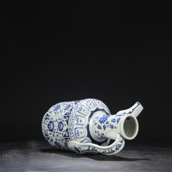An old Ming Dynasty Xuande blue and white window-shaped flower pattern large pot - Image 5