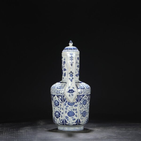 An old Ming Dynasty Xuande blue and white window-shaped flower pattern large pot - Image 7