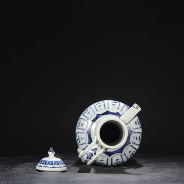An old Ming Dynasty Xuande blue and white window-shaped flower pattern large pot - Image 8