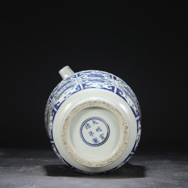 An old Ming Dynasty Xuande blue and white window-shaped flower pattern large pot - Image 9