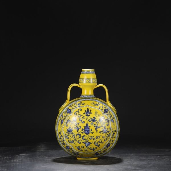 Old collection of the Ming Dynasty Yongle yellow ground blue and white coiled flower pattern moon-shaped vase - Image 2