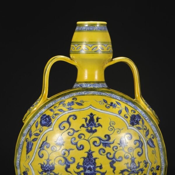 Old collection of the Ming Dynasty Yongle yellow ground blue and white coiled flower pattern moon-shaped vase - Image 3
