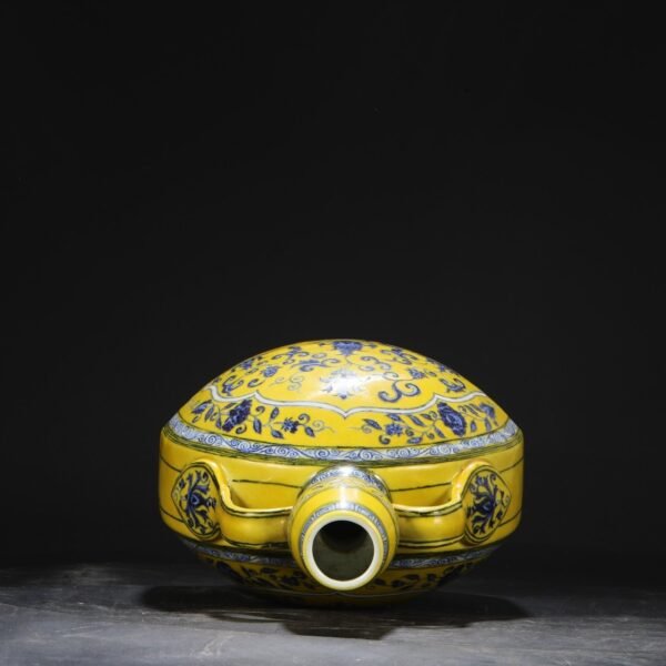 Old collection of the Ming Dynasty Yongle yellow ground blue and white coiled flower pattern moon-shaped vase - Image 5