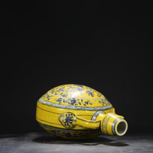 Old collection of the Ming Dynasty Yongle yellow ground blue and white coiled flower pattern moon-shaped vase - Image 6