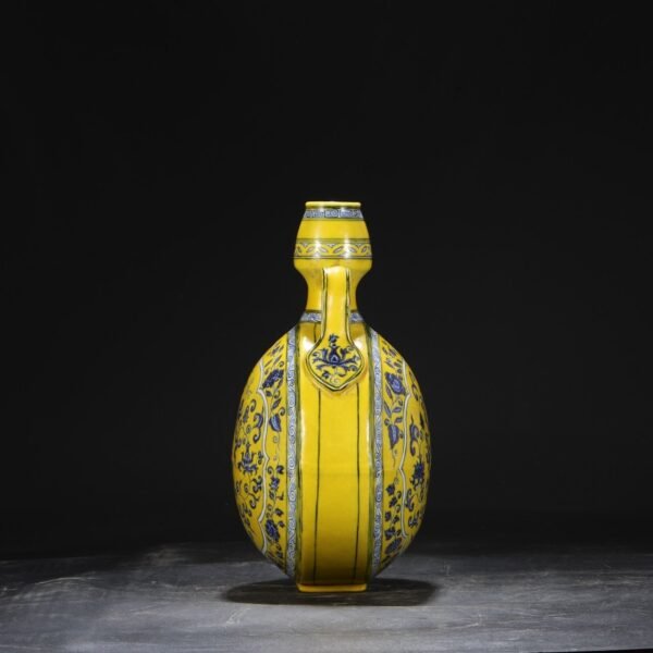 Old collection of the Ming Dynasty Yongle yellow ground blue and white coiled flower pattern moon-shaped vase - Image 7