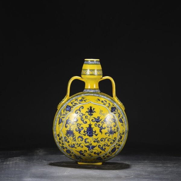 Old collection of the Ming Dynasty Yongle yellow ground blue and white coiled flower pattern moon-shaped vase - Image 8