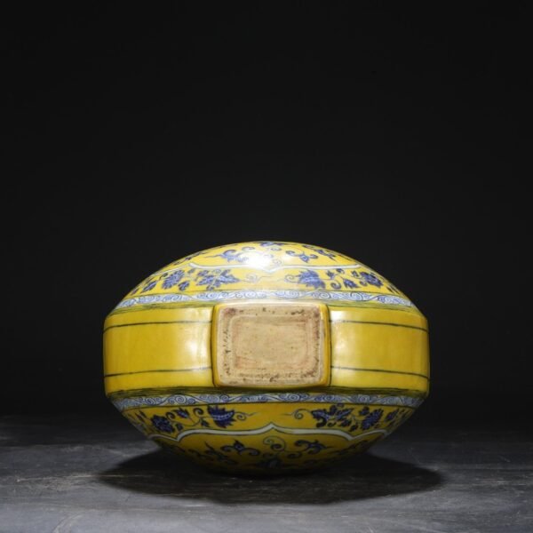 Old collection of the Ming Dynasty Yongle yellow ground blue and white coiled flower pattern moon-shaped vase - Image 9