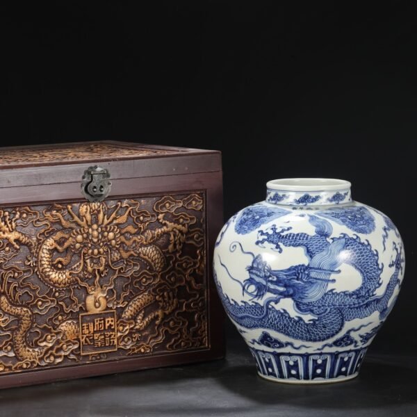 Old collection of Ming Xuande blue and white Taotie cloud dragon pattern large jar