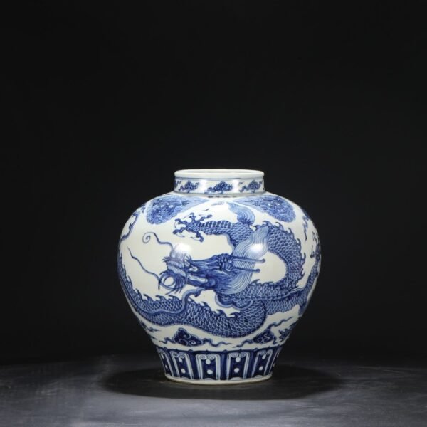 Old collection of Ming Xuande blue and white Taotie cloud dragon pattern large jar - Image 2