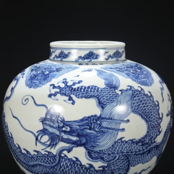Old collection of Ming Xuande blue and white Taotie cloud dragon pattern large jar - Image 3