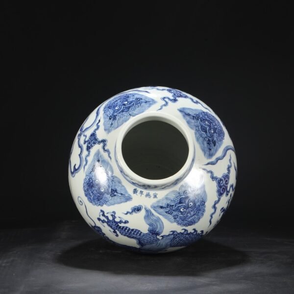 Old collection of Ming Xuande blue and white Taotie cloud dragon pattern large jar - Image 4