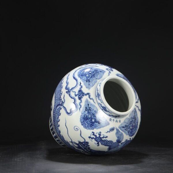 Old collection of Ming Xuande blue and white Taotie cloud dragon pattern large jar - Image 6