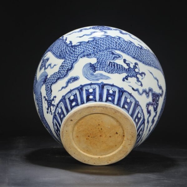 Old collection of Ming Xuande blue and white Taotie cloud dragon pattern large jar - Image 9