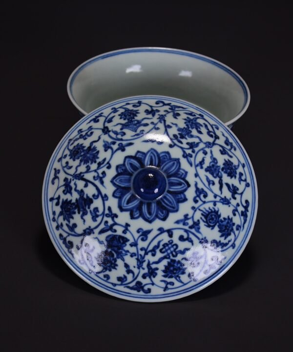 old collection of Ming Xuande blue and white lotus-shaped box with eight-treasure pattern - Image 3