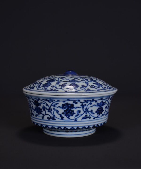 old collection of Ming Xuande blue and white lotus-shaped box with eight-treasure pattern