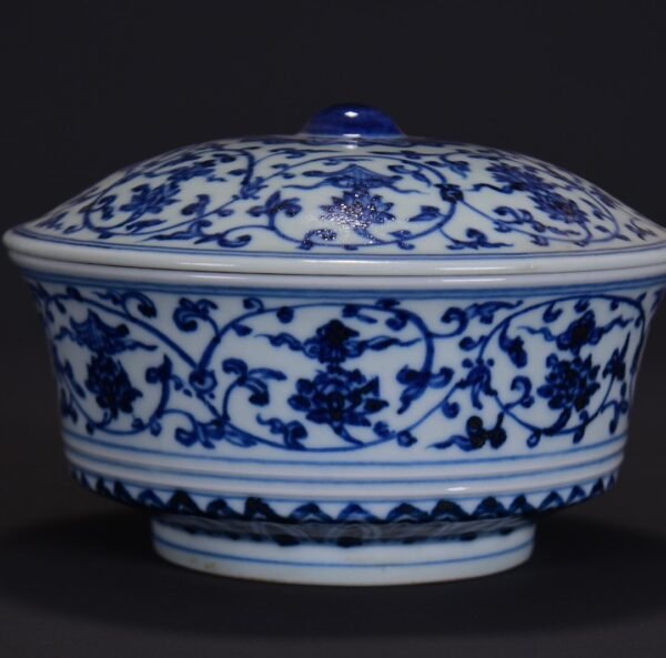 old collection of Ming Xuande blue and white lotus-shaped box with eight-treasure pattern - Image 5