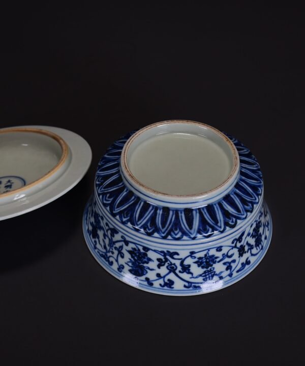old collection of Ming Xuande blue and white lotus-shaped box with eight-treasure pattern - Image 9