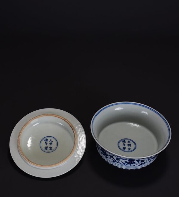 old collection of Ming Xuande blue and white lotus-shaped box with eight-treasure pattern - Image 6