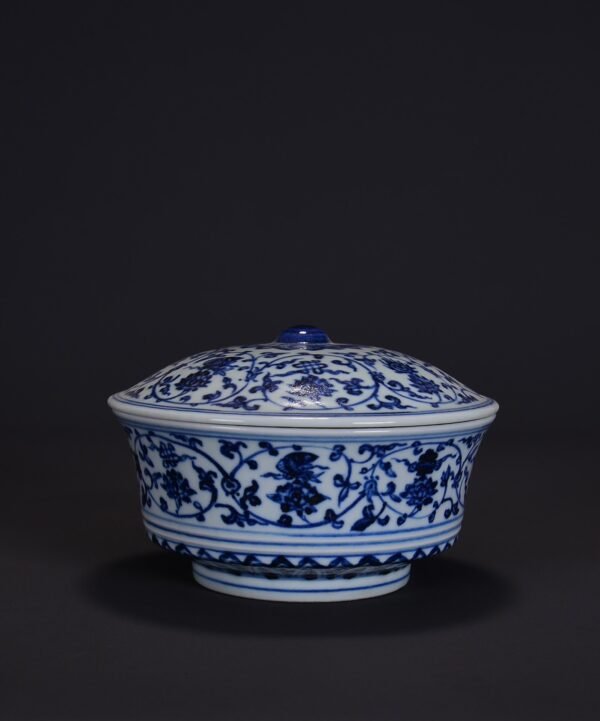 old collection of Ming Xuande blue and white lotus-shaped box with eight-treasure pattern - Image 7
