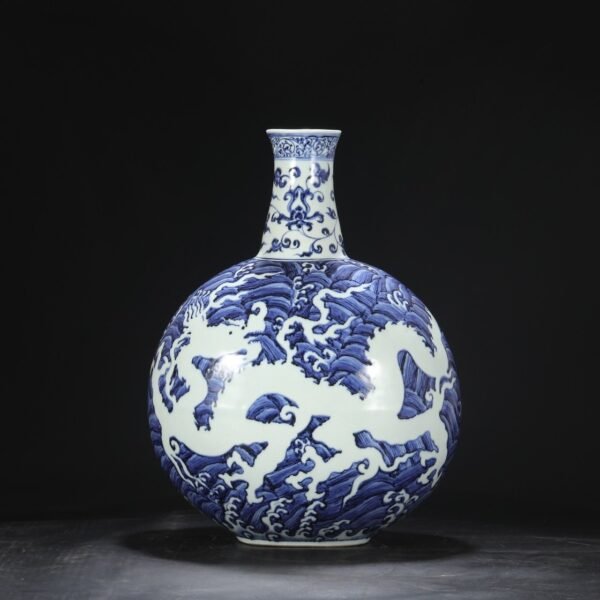 An old Ming Dynasty Xuande blue and white seawater with white carved dragon pattern large flat bottle - Image 2