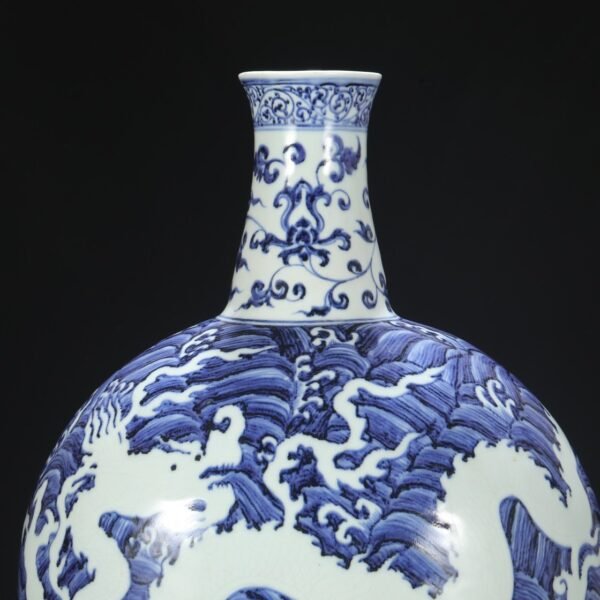 An old Ming Dynasty Xuande blue and white seawater with white carved dragon pattern large flat bottle - Image 3