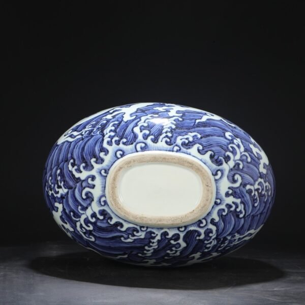 An old Ming Dynasty Xuande blue and white seawater with white carved dragon pattern large flat bottle - Image 4