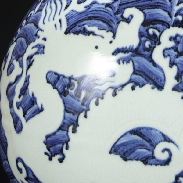 An old Ming Dynasty Xuande blue and white seawater with white carved dragon pattern large flat bottle - Image 5