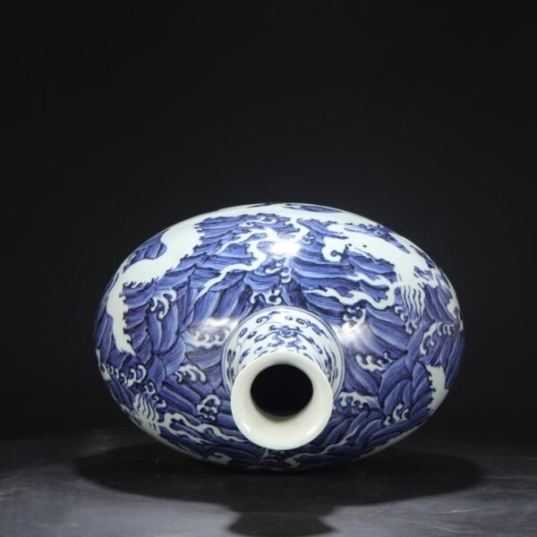 An old Ming Dynasty Xuande blue and white seawater with white carved dragon pattern large flat bottle - Image 6