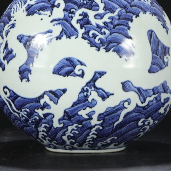 An old Ming Dynasty Xuande blue and white seawater with white carved dragon pattern large flat bottle - Image 7