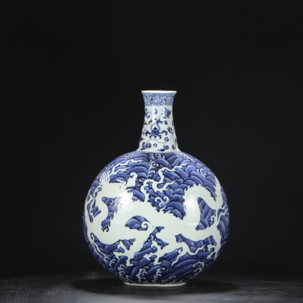 An old Ming Dynasty Xuande blue and white seawater with white carved dragon pattern large flat bottle - Image 8