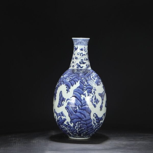 An old Ming Dynasty Xuande blue and white seawater with white carved dragon pattern large flat bottle - Image 9