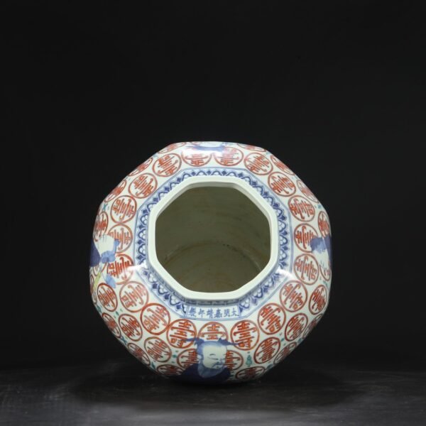 An old Ming Dynasty Jiajing blue and white red figure longevity octagonal jar. - Image 3