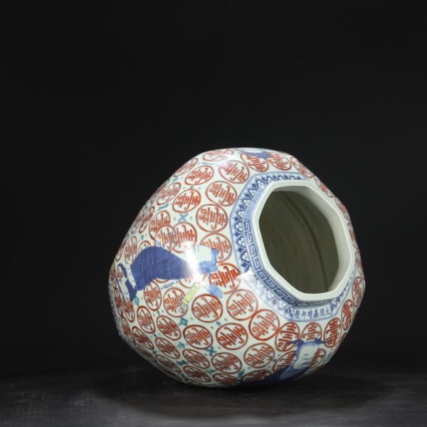 An old Ming Dynasty Jiajing blue and white red figure longevity octagonal jar. - Image 4