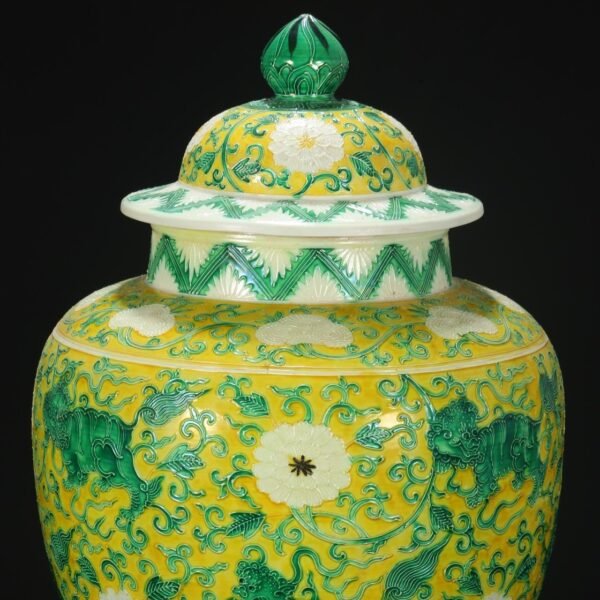 A large, covered jar with a carved pattern of flowers and lions in the imperial green glaze of the Ming Dynasty, from the old collection. - Image 2