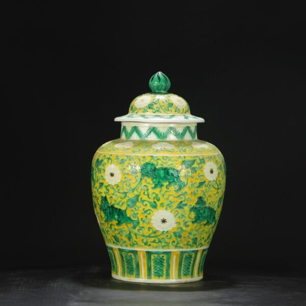 A large, covered jar with a carved pattern of flowers and lions in the imperial green glaze of the Ming Dynasty, from the old collection. - Image 5