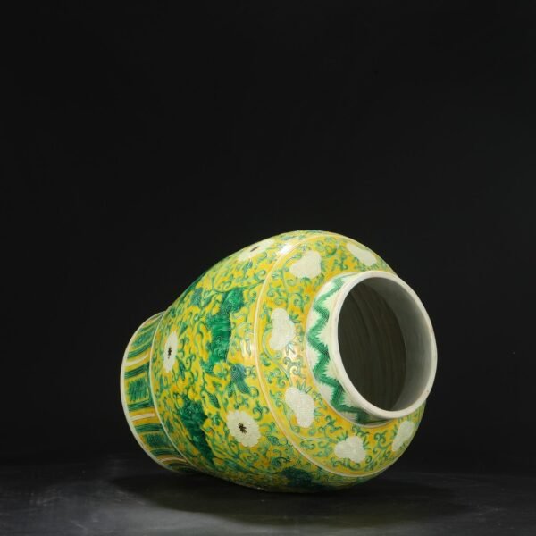 A large, covered jar with a carved pattern of flowers and lions in the imperial green glaze of the Ming Dynasty, from the old collection. - Image 6