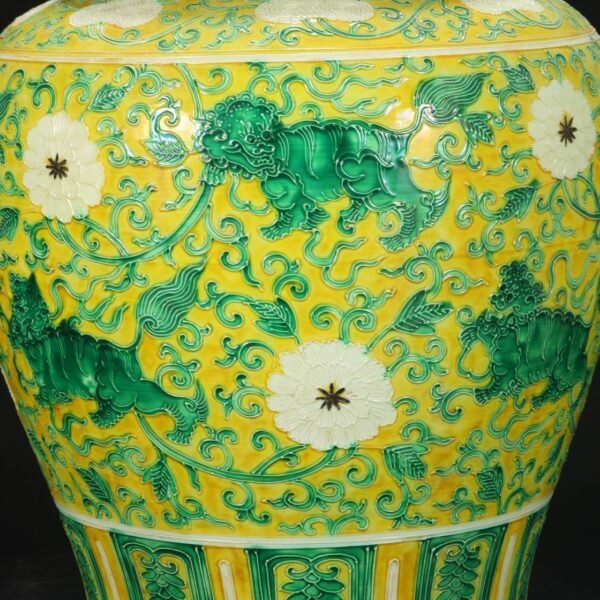 A large, covered jar with a carved pattern of flowers and lions in the imperial green glaze of the Ming Dynasty, from the old collection. - Image 7