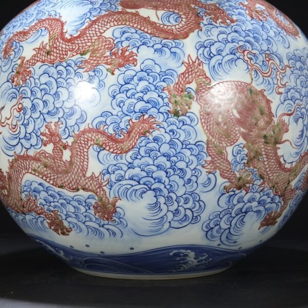 Old collection of Qing Dynasty Yongzheng blue and white underglaze red sea water nine dragon pattern large celestial globe vase - Image 4