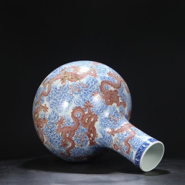 Old collection of Qing Dynasty Yongzheng blue and white underglaze red sea water nine dragon pattern large celestial globe vase - Image 8