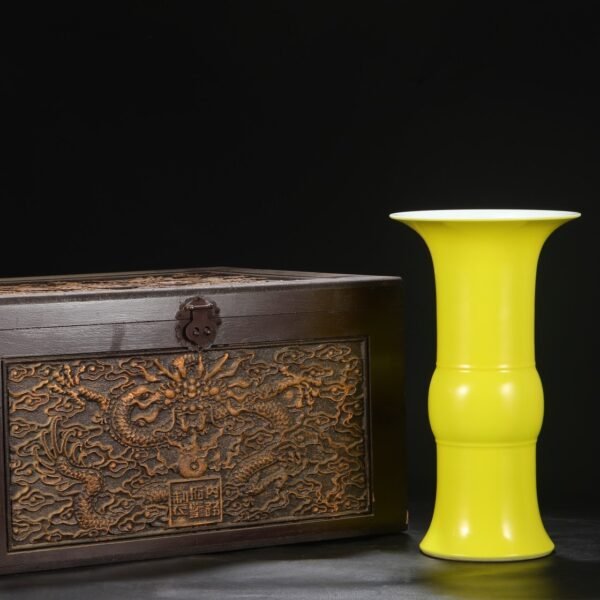 Old collection of Qing Dynasty Yongzheng delicate yellow glaze imperial court large flower solitary