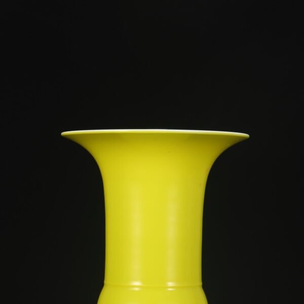 Old collection of Qing Dynasty Yongzheng delicate yellow glaze imperial court large flower solitary - Image 2