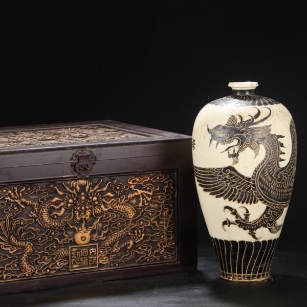 A large plum vase with carved dragon and phoenix patterns from the Cizhou kiln of the Northern Song Dynasty.