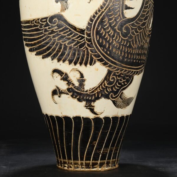 A large plum vase with carved dragon and phoenix patterns from the Cizhou kiln of the Northern Song Dynasty. - Image 2
