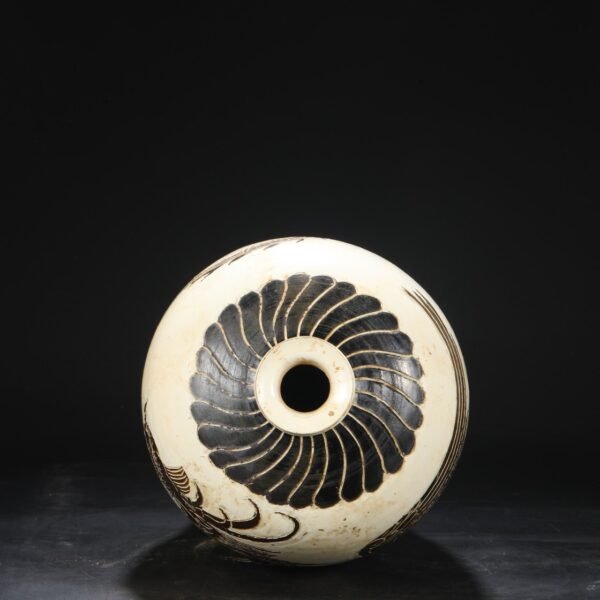 A large plum vase with carved dragon and phoenix patterns from the Cizhou kiln of the Northern Song Dynasty. - Image 3